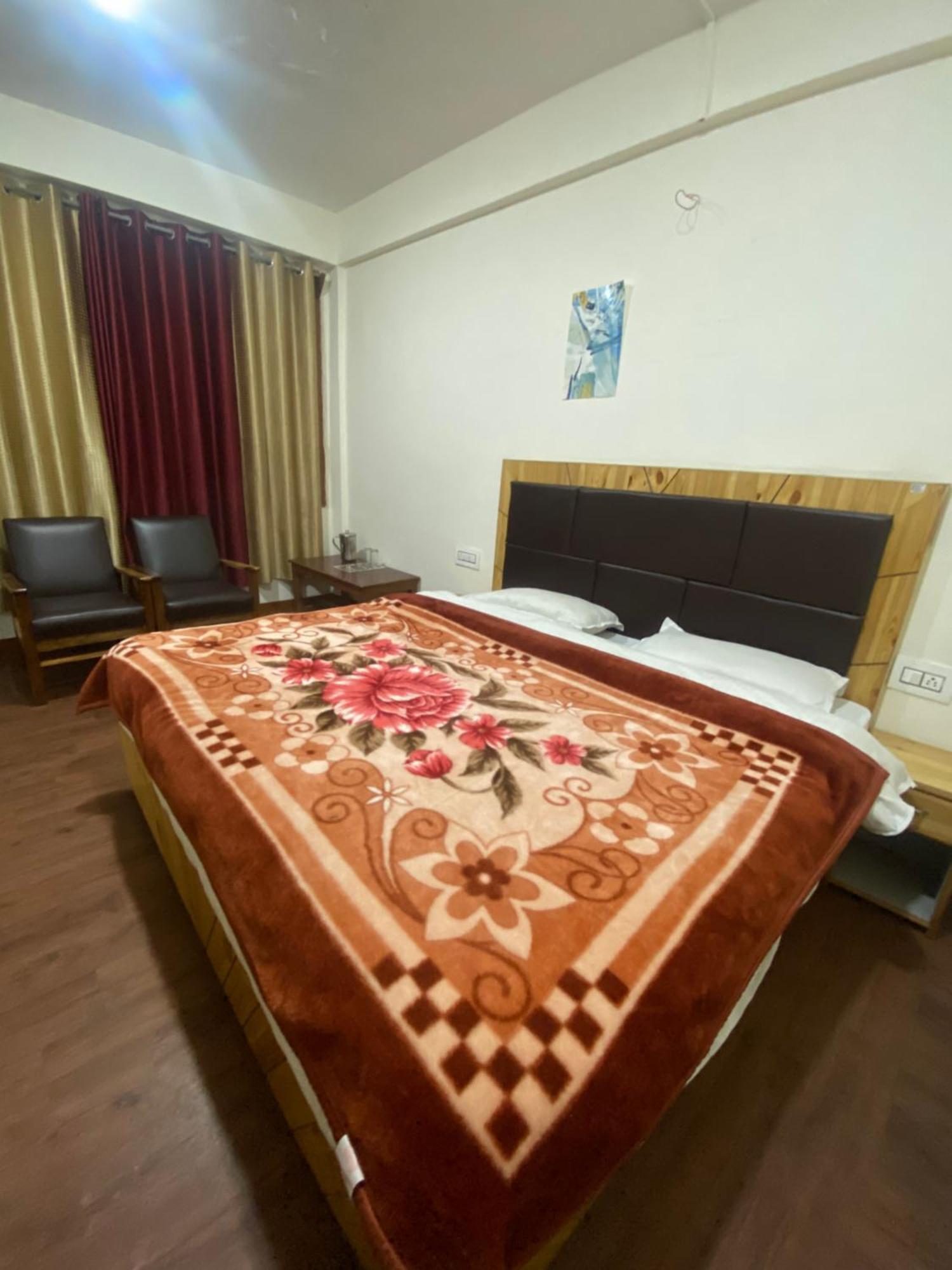 The Prasher Lodge Mall Road Manali ภายนอก รูปภาพ