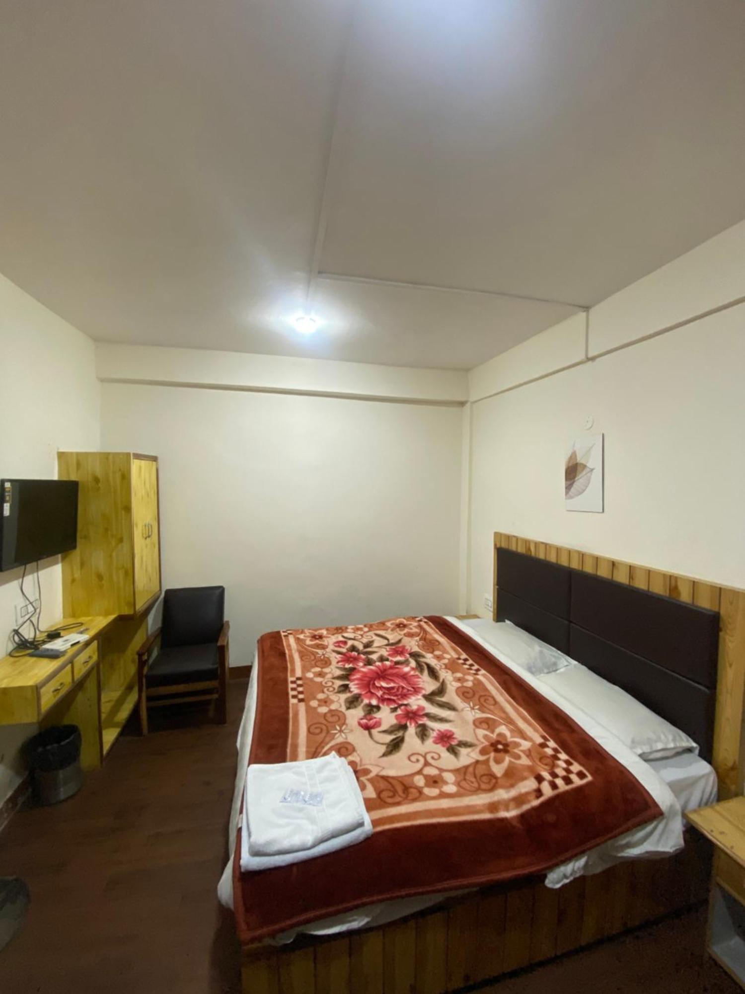 The Prasher Lodge Mall Road Manali ภายนอก รูปภาพ