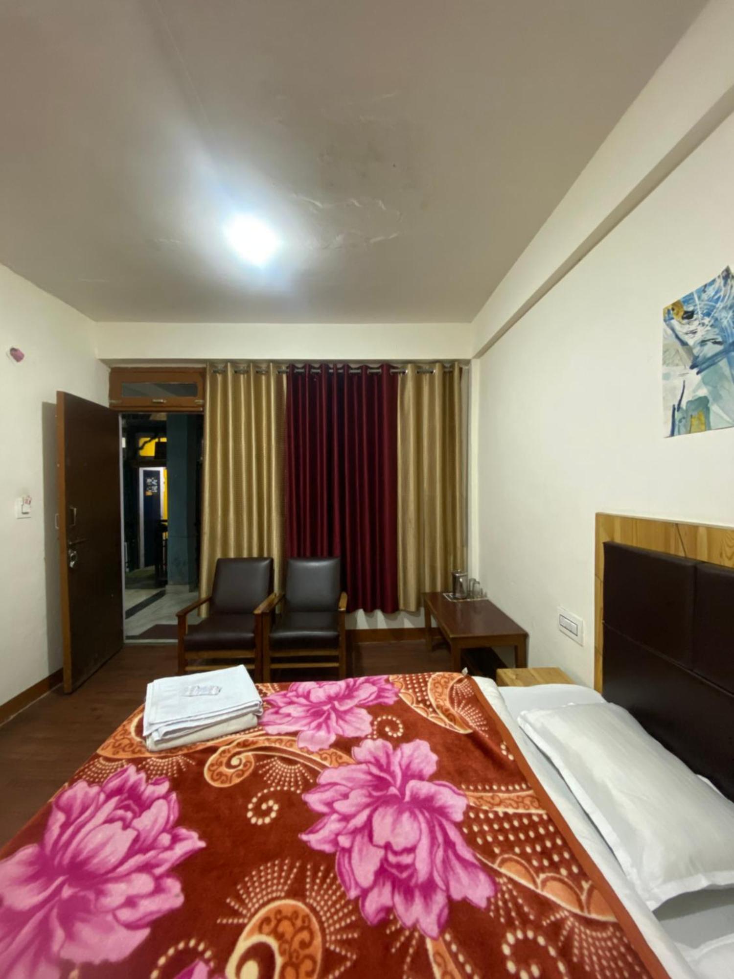 The Prasher Lodge Mall Road Manali ภายนอก รูปภาพ