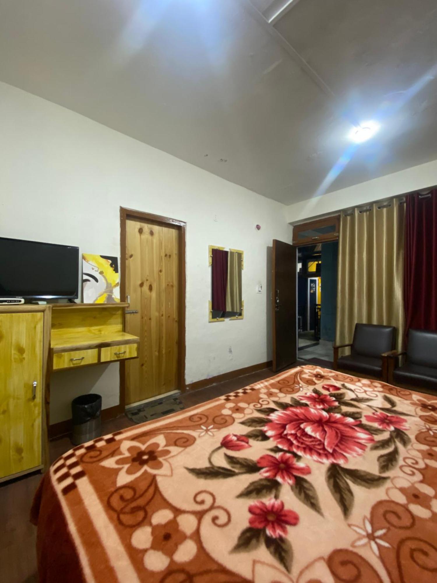 The Prasher Lodge Mall Road Manali ภายนอก รูปภาพ