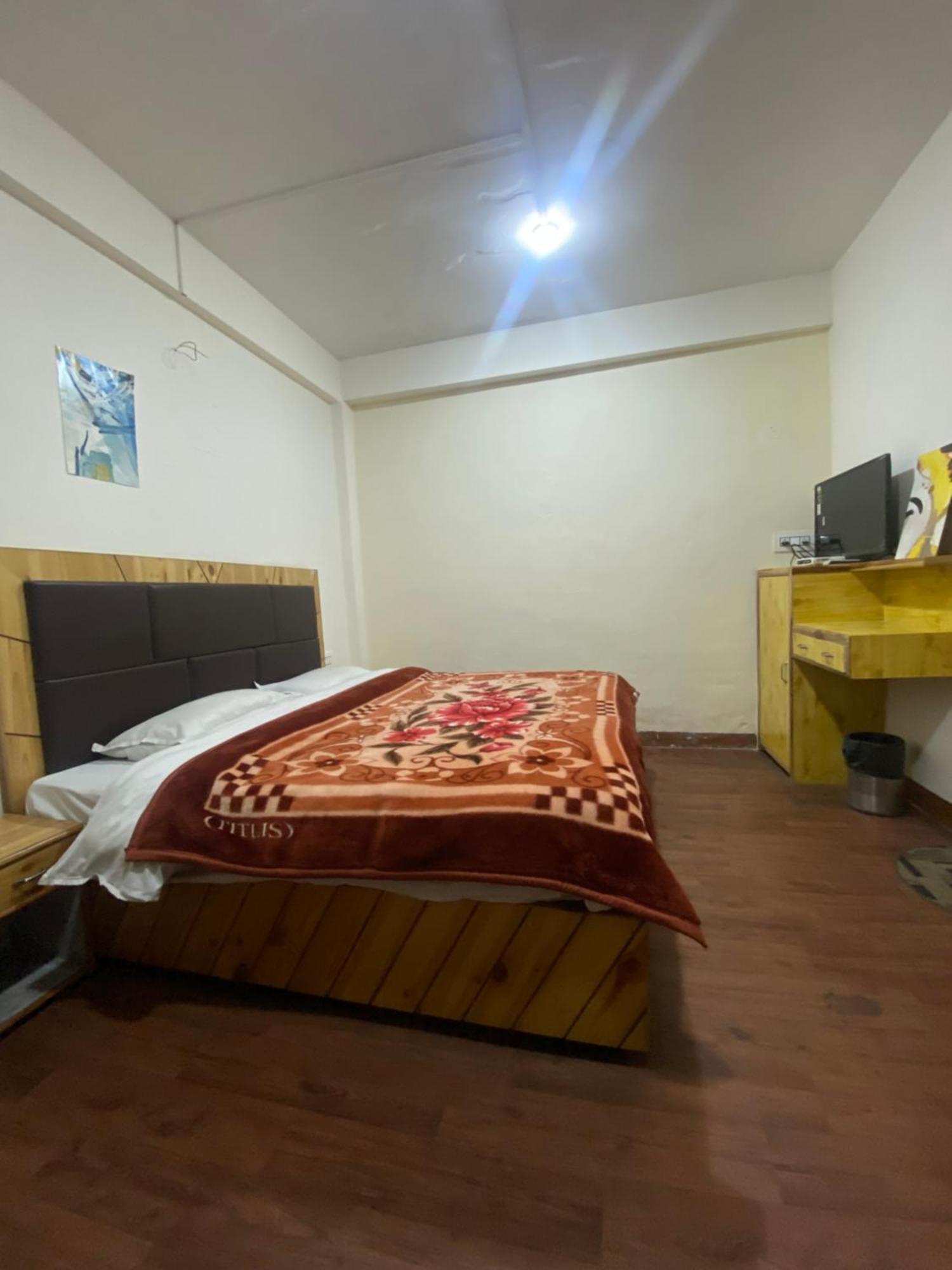 The Prasher Lodge Mall Road Manali ภายนอก รูปภาพ
