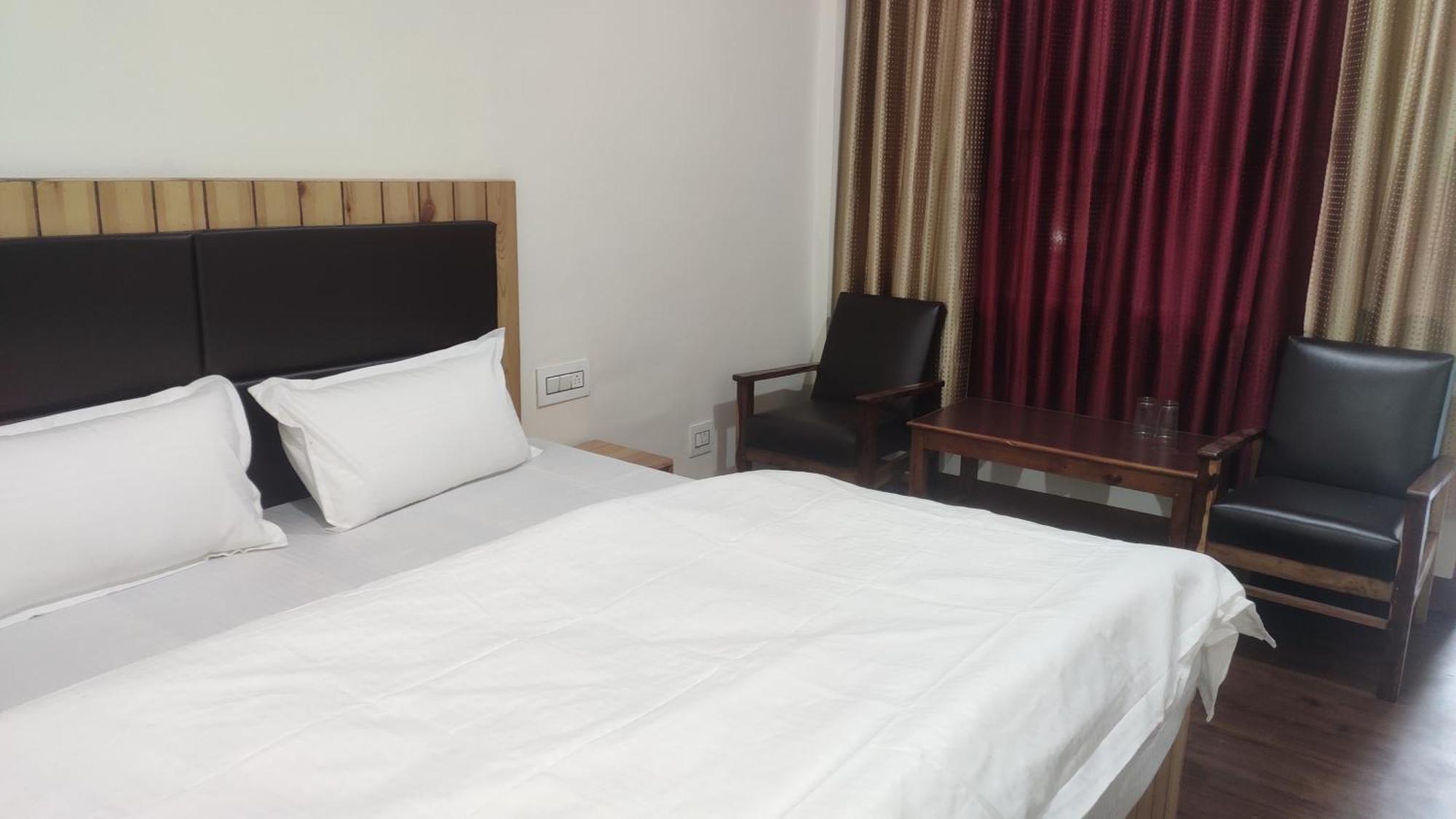 The Prasher Lodge Mall Road Manali ภายนอก รูปภาพ