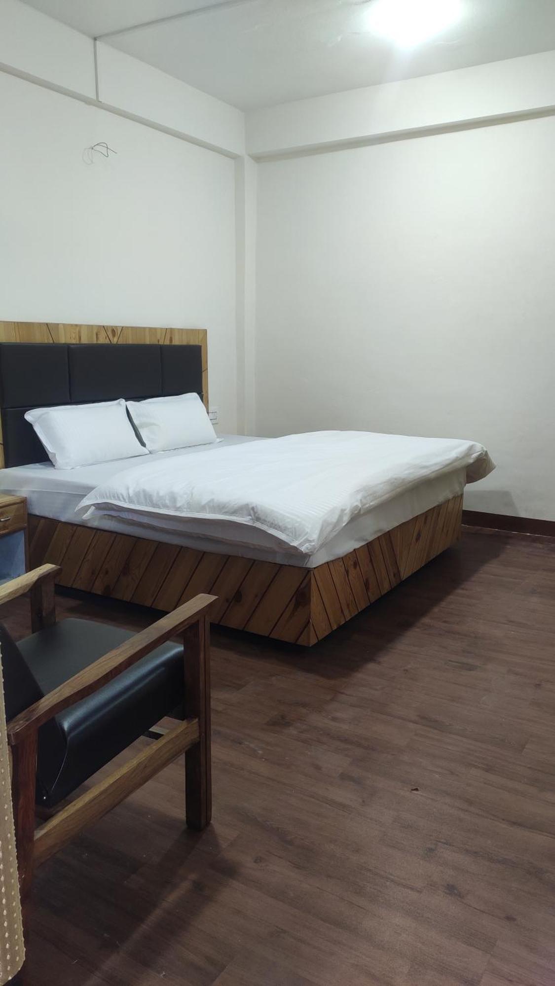 The Prasher Lodge Mall Road Manali ภายนอก รูปภาพ
